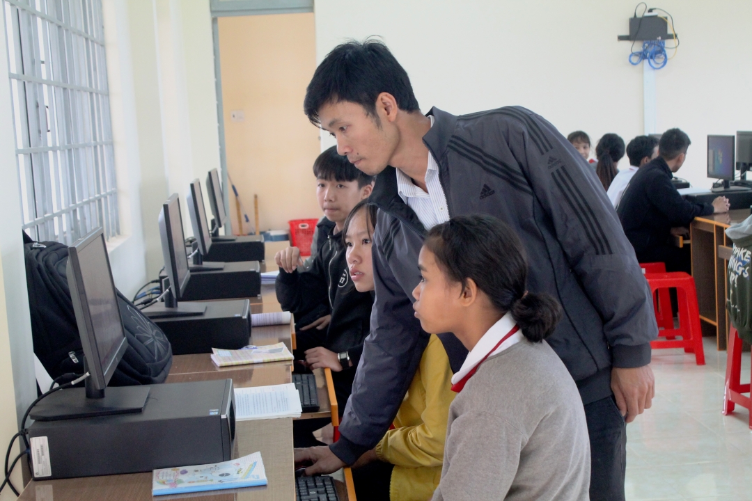 Giáo viên Trường THCS Trần Đại Nghĩa (thị xã Buôn Hồ) hướng dẫn học sinh trong giờ Tin học
