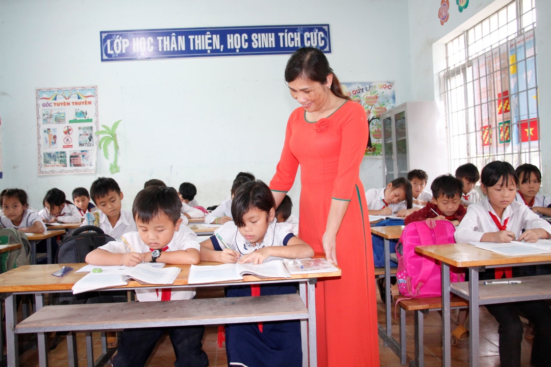 Một tiết học của cô Nguyễn Thị Luận và học sinh Trường Tiểu học Bùi Thị Xuân (xã Cư San, huyện M’Drắk).