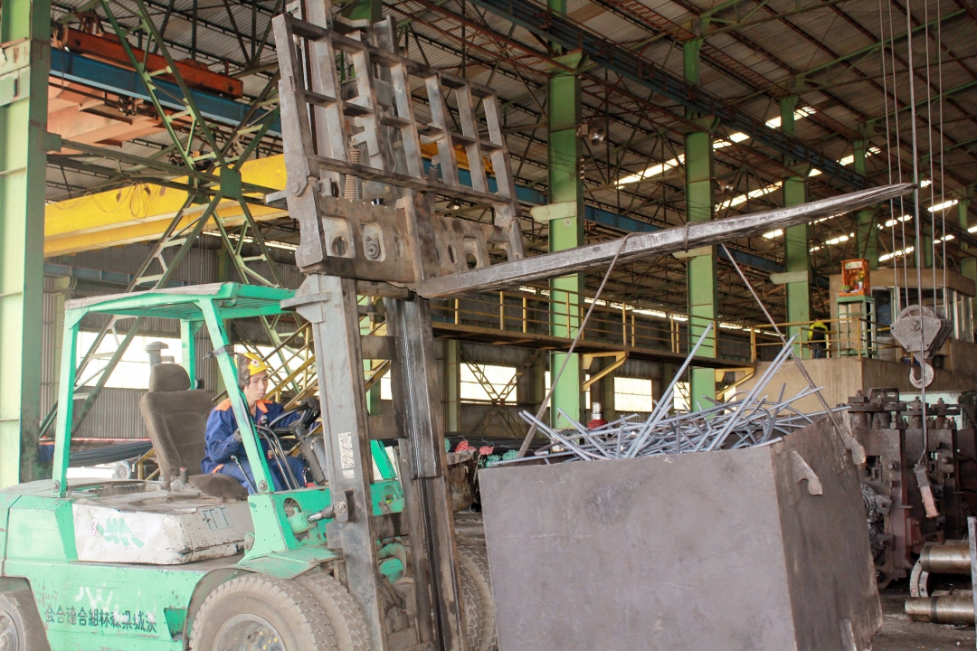 Một doanh nghiệp sản xuất thép trong Khu công nghiệp Hòa Phú. 