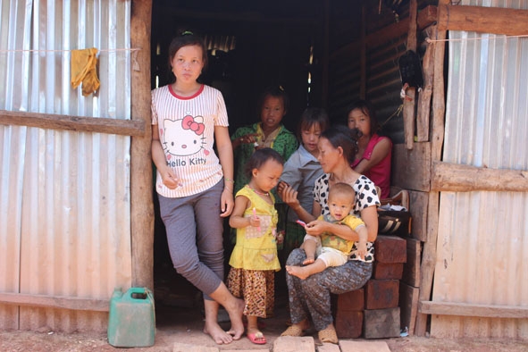 Do tảo hôn và sinh đông con nên cuộc sống của một hộ dân ở xã Cư Kbang (huyện Ea Súp) rất khó khăn. 