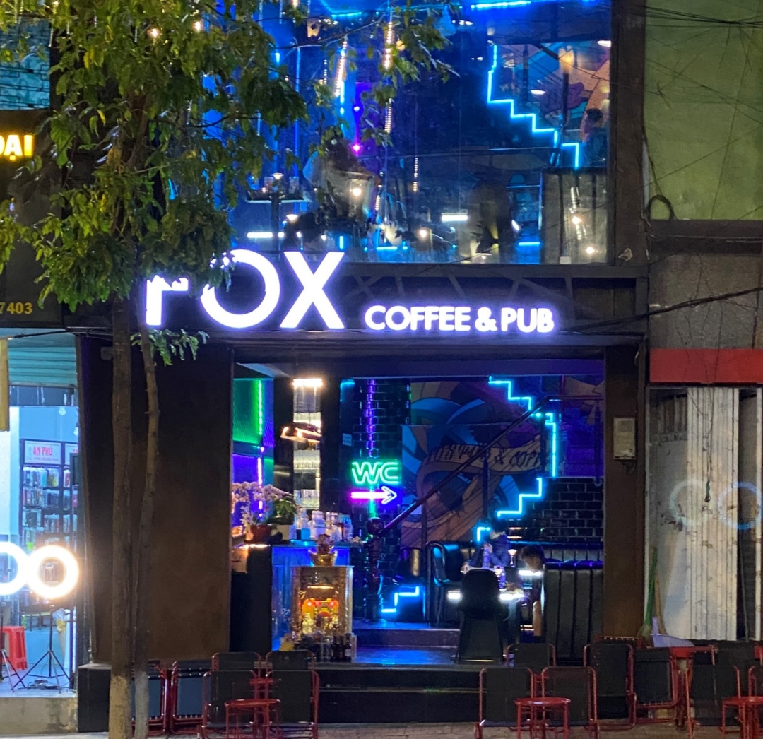 Dù đã bị kiểm tra, nhắc nhở và xử phạt nhưng tối 19-2, quán FOX Coffee & Pub vẫn mở cửa hoạt động.