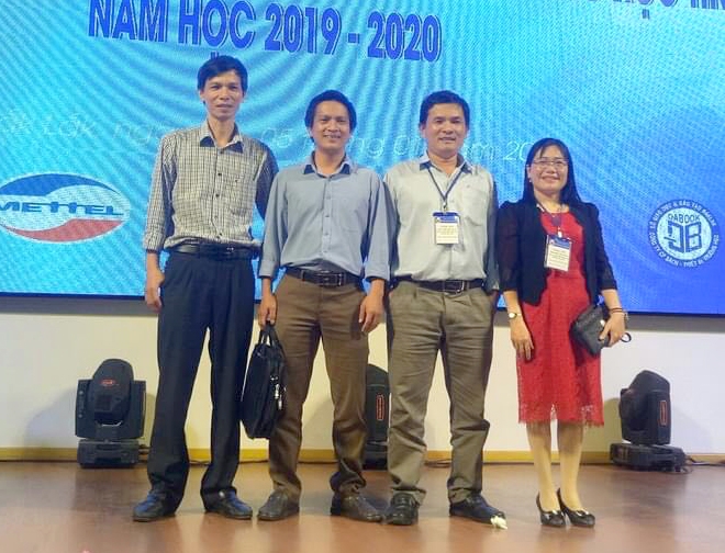 Thầy Triệu Quốc Việt (thứ hai từ trái sang)  tại lễ bế mạc  Cuộc thi khoa học - kỹ thuật dành cho học sinh trung học  tỉnh Đắk Lắk  năm học  2019 - 2020.  