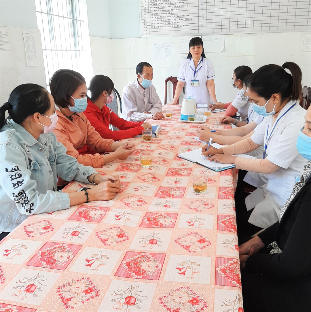 Chị Liên triển khai công tác phòng chống dịch bệnh cho cán bộ y tế buôn và nhân viên Trạm Y tế phường Thống Nhất.