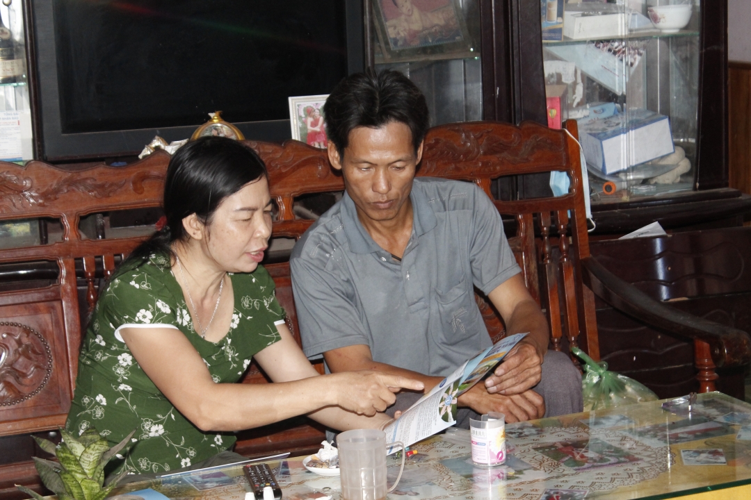 Anh Nguyễn Văn Tập tìm hiểu các chính sách hỗ trợ khi tham gia bảo hiểm.