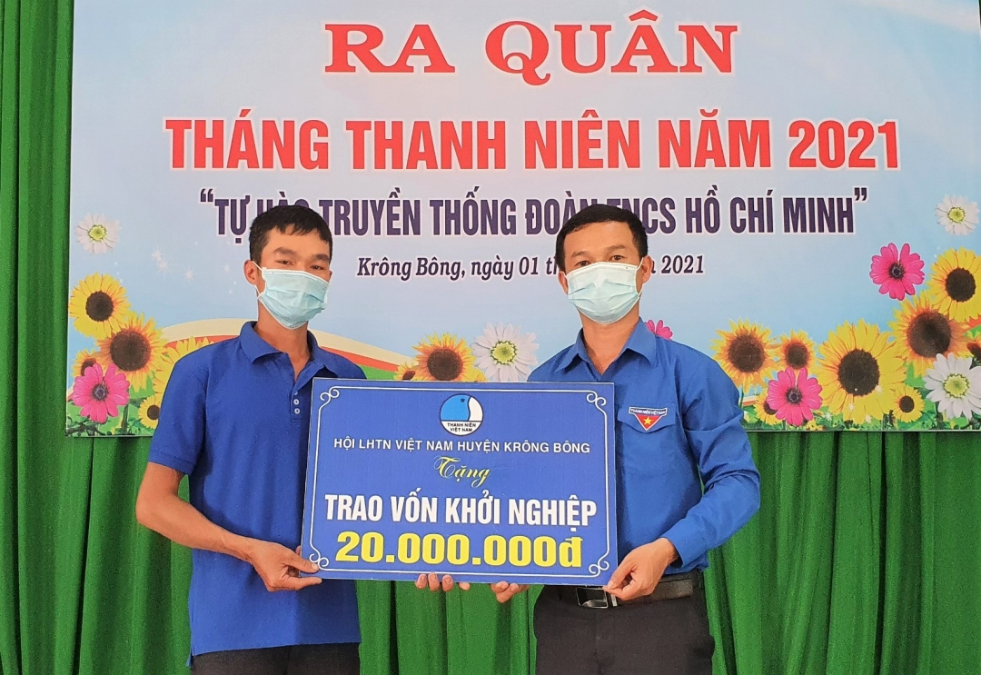 Đại diện Ban Thường vụ Huyện Đoàn Krông Bông trao quyết định hỗ trợ vốn vay khởi nghiệp cho anh Nguyễn Quang Sự (thôn 4, xã Hòa Sơn).
