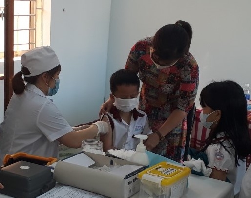 Học sinh Trường tiểu học Nguyễn Đức Cảnh (phường Tân Lợi) tham gia tiêm vắc xin Td