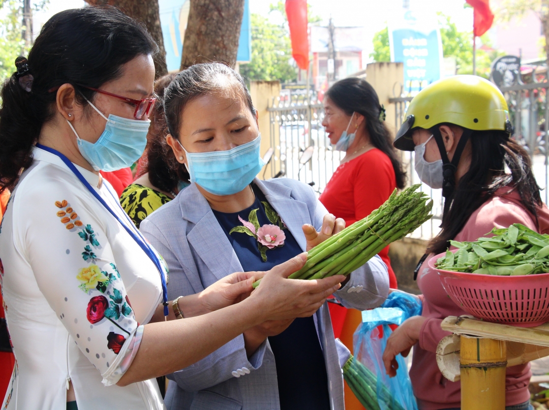 Hội viên phụ nữ tham quan gian hàng trưng bày sản phẩm khởi nghiệp của phụ nữ thị trấn Quảng Phú