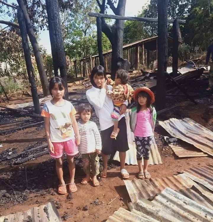 Các cháu của ông Ayun Hiu ở buôn Chứ, xã Ea Sol (huyện Ea H'leo) bơ vơ sau vụ cháy căn nhà.