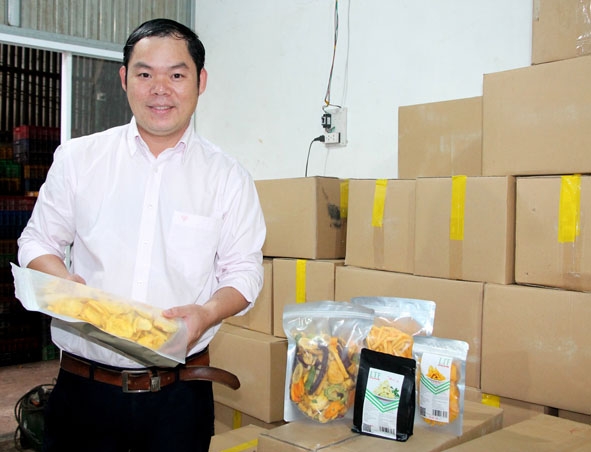 Giám đốc HTX Thương mại và dịch vụ nông nghiệp Lâm Tiến Nguyễn Ngọc Thuận giới thiệu các sản phẩm trái cây sấy của đơn vị.  