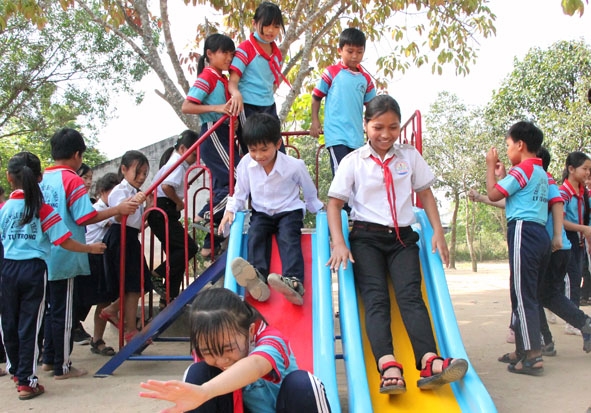 Niềm vui của học sinh Trường Tiểu học và THCS Lý Tự Trọng (xã Ea Sô, huyện Ea Kar) tại khu vui chơi thiếu nhi vừa được Huyện Đoàn và Hội đồng Đội huyện Ea Kar hỗ trợ. 