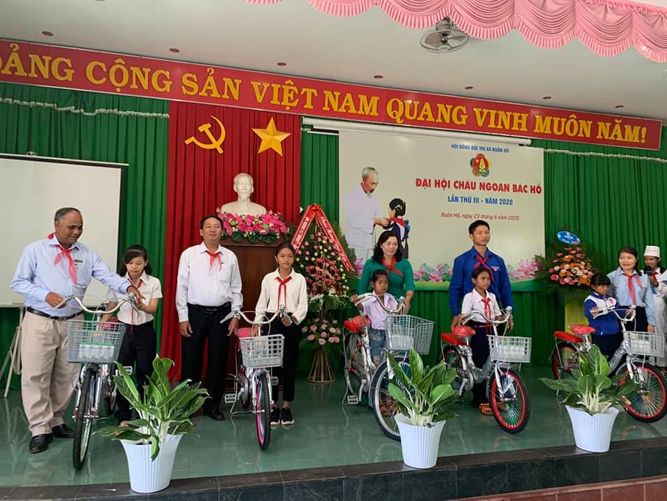 Thị Đoàn Buôn Hồ tặng xe đạp cho học sinh có hoàn cảnh khó khăn. 
