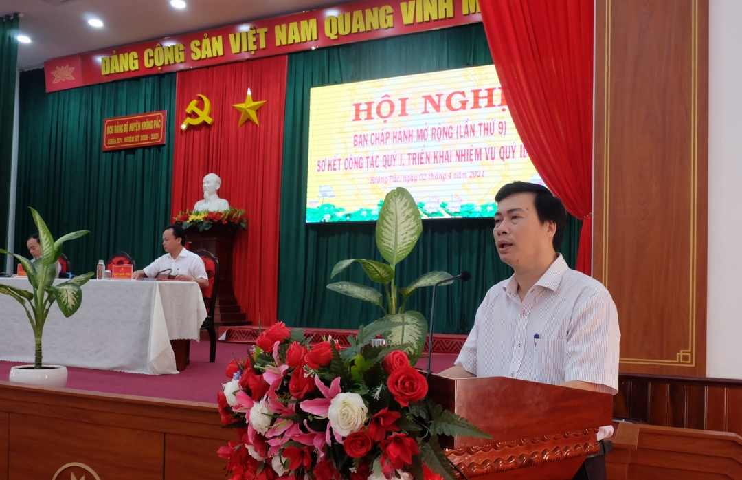 Bí thư Huyện ủy Trần Hồng Tiến phát biểu chỉ đạo hội nghị