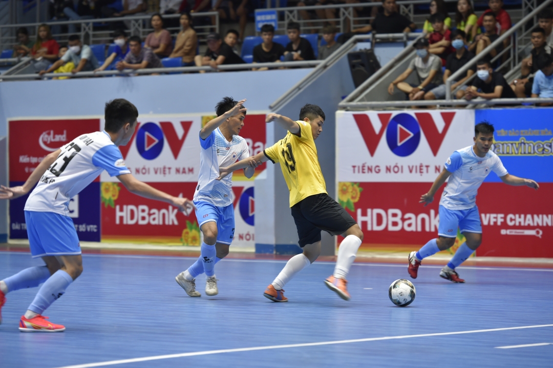Cầu thủ khách Tân Hiệp Hưng (áo trắng) thất thủ 2-4 trước chủ nhà Hưng Gia Khang Đắk Lắk.