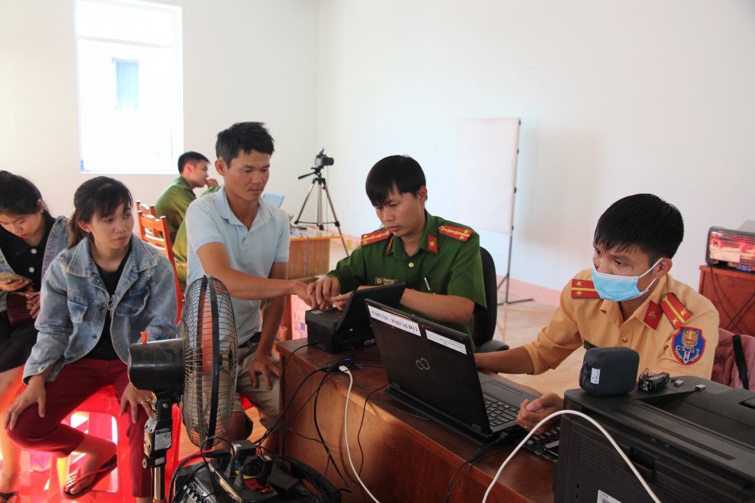 Công an huyện Lắk làm thủ tục cấp căn cước công dân cho người dân xã Đắk Liêng. 