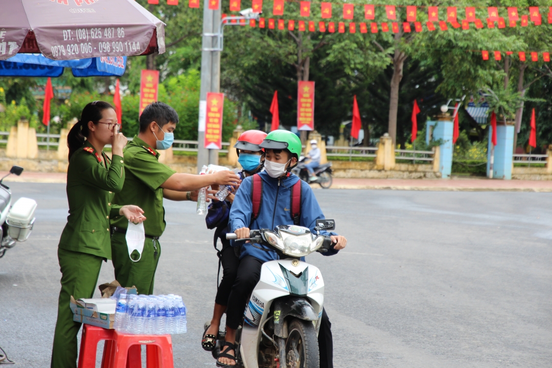 Lực lượng đoàn viên thanh niên Công an huyện Lắk phát nước uống, khẩu trang miễn phí cho các thí sinh tại Kỳ thi tốt nghiệp THPT Quốc gia năm 2020.