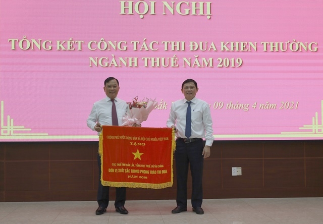Phó Chủ tịch Thường trực UBND tỉnh Nguyễn Tuấn Hà trao Cờ thi đua Thủ Tướng Chính phủ tặng tập thể Cục Thuế