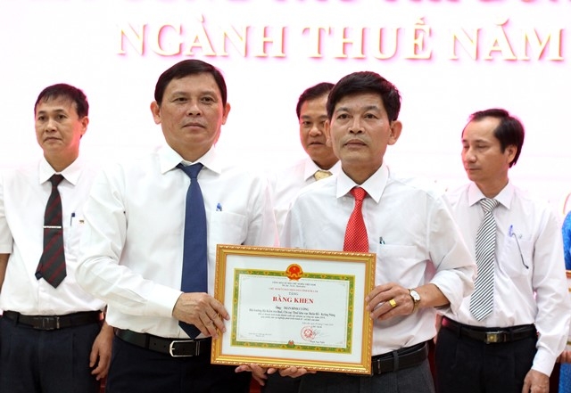 Phó Chủ tịch Thường trực UBND tỉnh Nguyễn Tuấn Hà trao Bằng khen Chủ tịch UBND tỉnh tặng các cá nhân