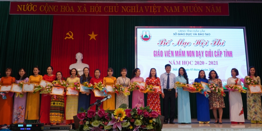 Giám đốc Sở GD-ĐT Phạm Đăng Khao tặng Giấy khen cho các giáo viên đoạt giải tại Hội thi. 