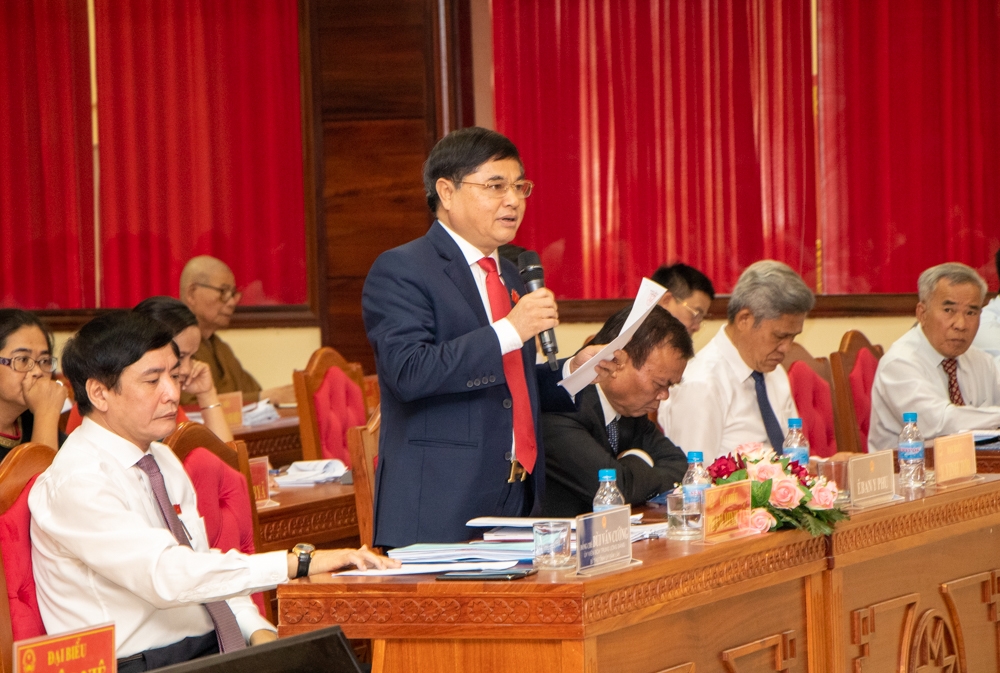 Phó Bí thư Thường trực Tỉnh ủy Phạm Minh Tấn đóng góp ý kiến tại Kỳ họp.