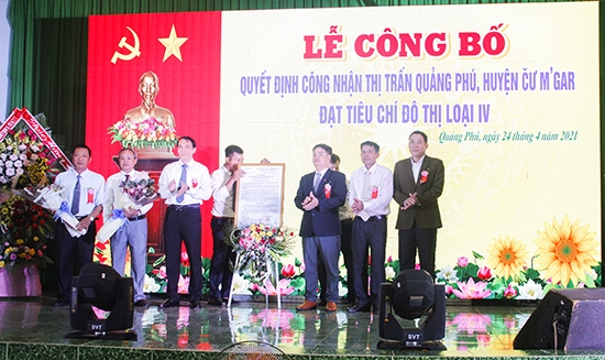 Thị trấn Quảng Phú  đón nhận Quyết định công nhận đô thị loại IV