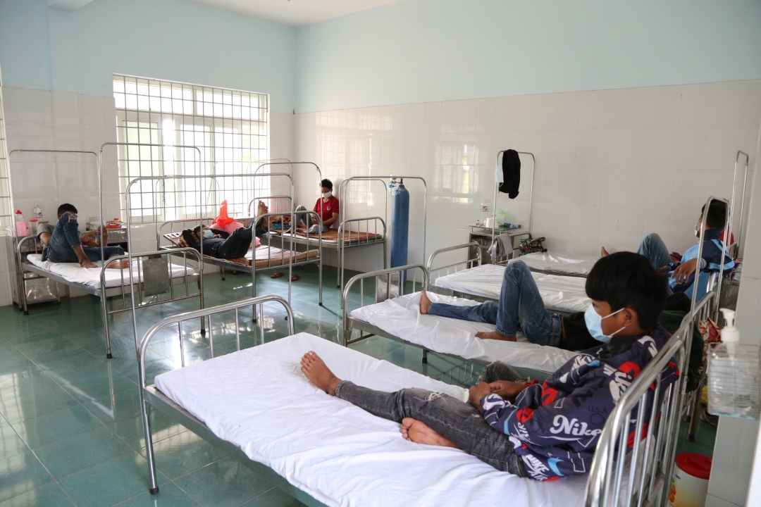 Các trường hợp nhập cảnh trái phép vào Việt Nam được lực lượng chức năng phát hiện đưa về cách ly tập trung phòng chống Covid-19 tại Trung tâm Y tế huyện Ea Súp. 