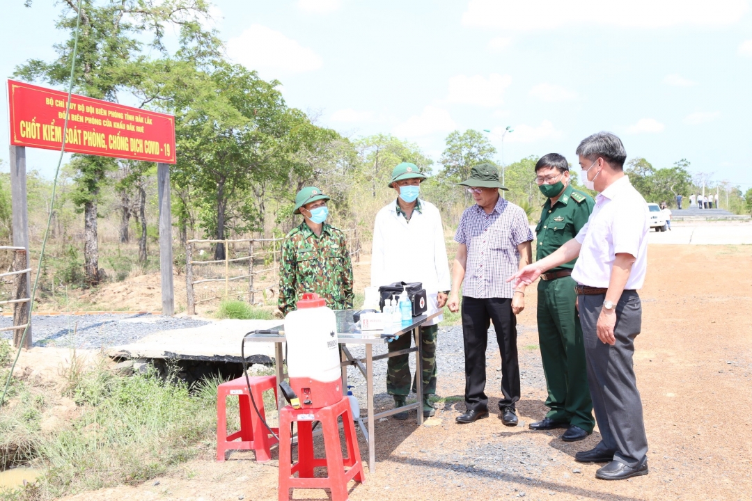 Lãnh đạo Viện Vệ sinh dịch tễ Tây Nguyên và Sở Y tế kiểm tra công tác phòng chống dịch Covid-19 trên tuyến biên giới Việt Nam - Campuchia. 