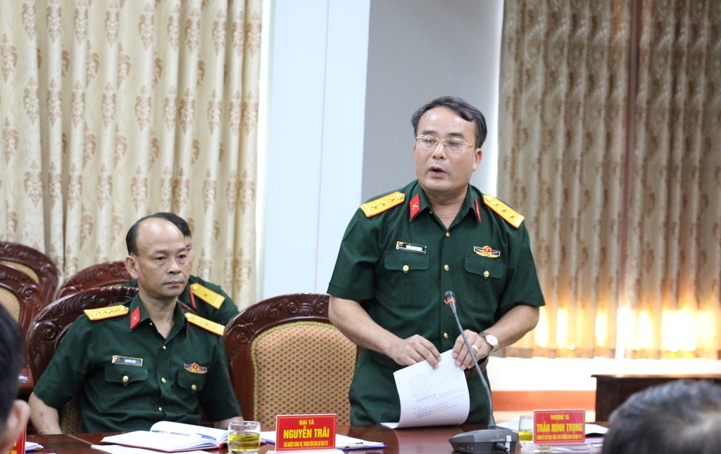 Thượng tá Trần Minh Trọng, Chính ủy Bộ Chỉ huy Quân sự tỉnh phát biểu tại hội nghị
