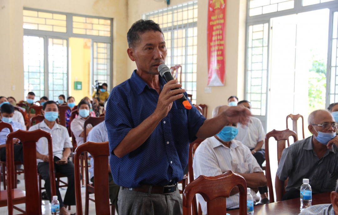 Cử tri Nguyễn Hồng Minh (thôn 7, xã Ea Riêng) nêu kiến nghị tại buổi tiếp xúc.