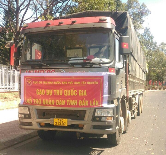 Xe vận chuyển gạo dự trữ Quốc gia hỗ trợ người dân khó khăn trên địa bàn tỉnh