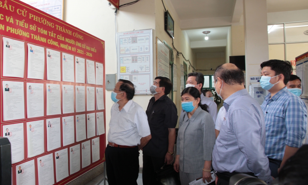 Đoàn kiểm tra, giám sát đi kiểm tra thực tế công tác chuẩn bị bầu cử tại phường Thành Công, TP. Buôn Ma Thuột.