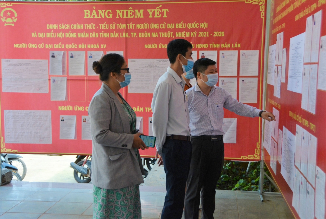 Pho1 Chủ tịch UBND TP. Buôn Ma Thuột kiểm tra công tác chuẩn bị bầu cử tại phường Tân Lập