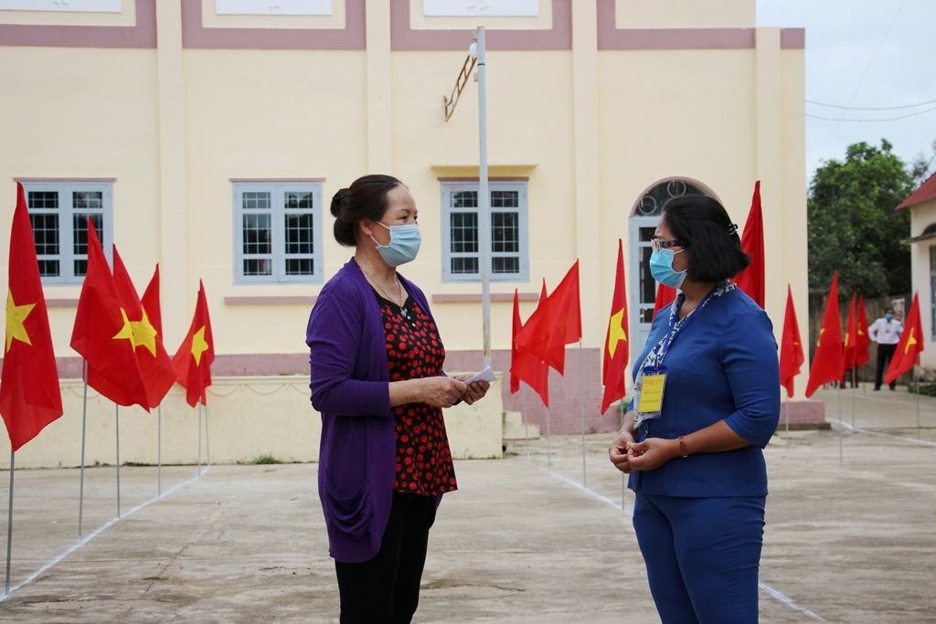 Đồng chí H'Kim Hoa Byă (bên phải) trò chuyện với các cử tri