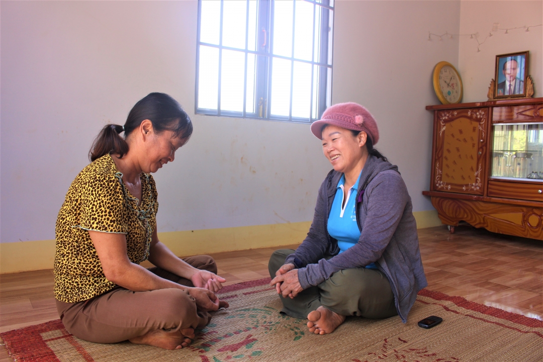 Bà Bàn Thị Bình  (bên phải)  thăm hỏi,  động viên  các gia đình  có hoàn cảnh  khó khăn.