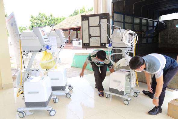 Trang thiết bị y tế được điều chuyển từ Bệnh viện Đa khoa vùng Tây Nguyên đến Bệnh viện Lao và bệnh phổi tỉnh phục vụ điều trị bệnh nhân COVID-19.