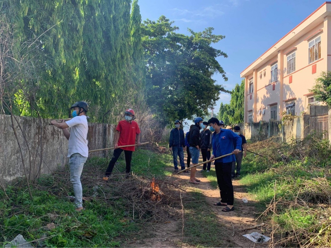 Đoàn viên thanh niên tham gia phát dọn cây cối, vệ sinh môi trường