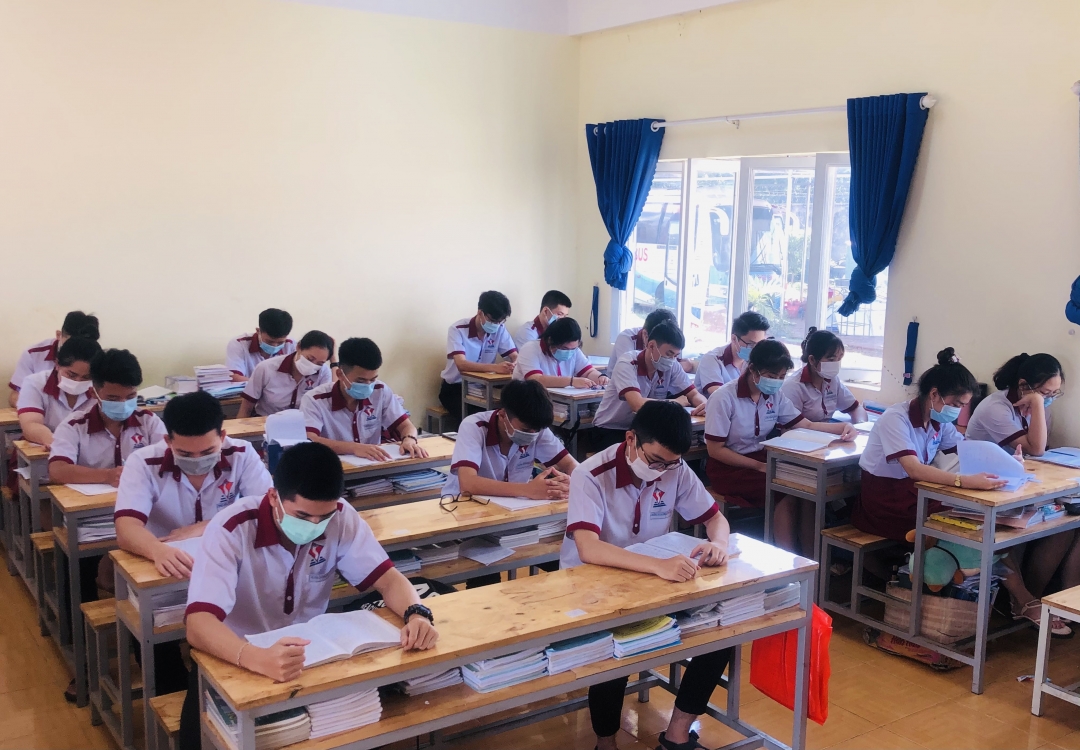 Học sinh lớp 12, Trường THCS & THPT Đông Du (TP. Buôn Ma Thuột) ôn thi tập trung tại trường.