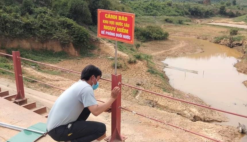 Lực lượng  chức năng  cắm biển  cảnh báo  ở nơi  có nguy cơ cao xảy ra  đuối nước  trên địa bàn  xã Cư Pui. 