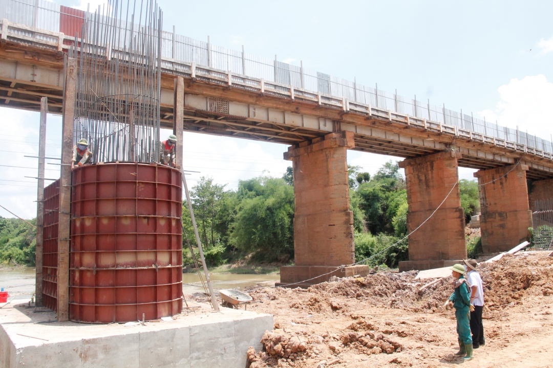 Công nhân thi công công trình cầu Trắng trên Tỉnh lộ 1 đoạn qua xã Ea Rốk (huyện Ea Súp). 