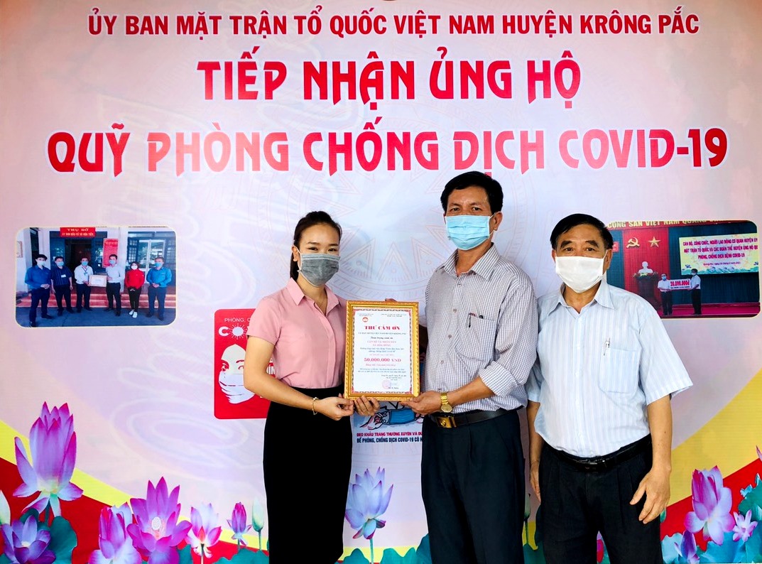 Đại diện Ủy ban Mặt trận tổ quốc Việt Nam huyện Krông Pắc trao thư cảm ơn cán bộ và nhân dân xã Hòa Đông