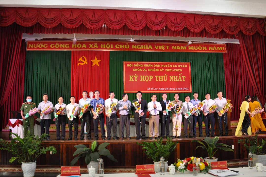 Lãnh đạo UBND và Ủy viên UBND huyện Ea H'leo, nhiệm kỳ 2021 - 2026 ra mắt tại kỳ họp.