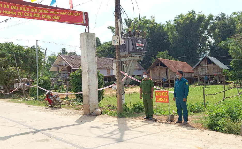 Lực lượng chức năng trực gác tại chốt phong tỏa ở buôn Dranh A, xã Đắk Liêng, huyện Lắk. Ả