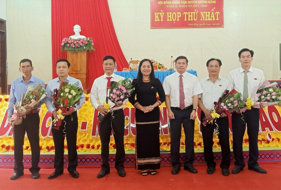 Lãnh đạo HĐND và các Ban HĐND huyện Krông Bông khóa X, nhiệm kỳ 2021-2026 ra mắt nhận nhiệm vụ.