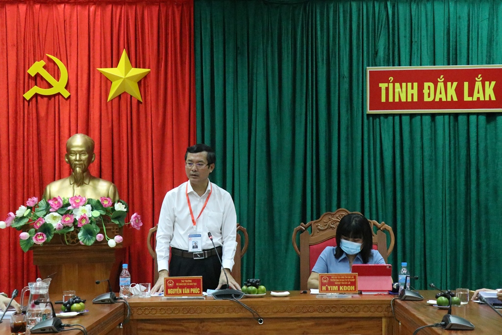 Thứ trưởng Bộ GD-ĐT Nguyễn Văn Phúc phát biểu chỉ đạo tại buổi làm việc.