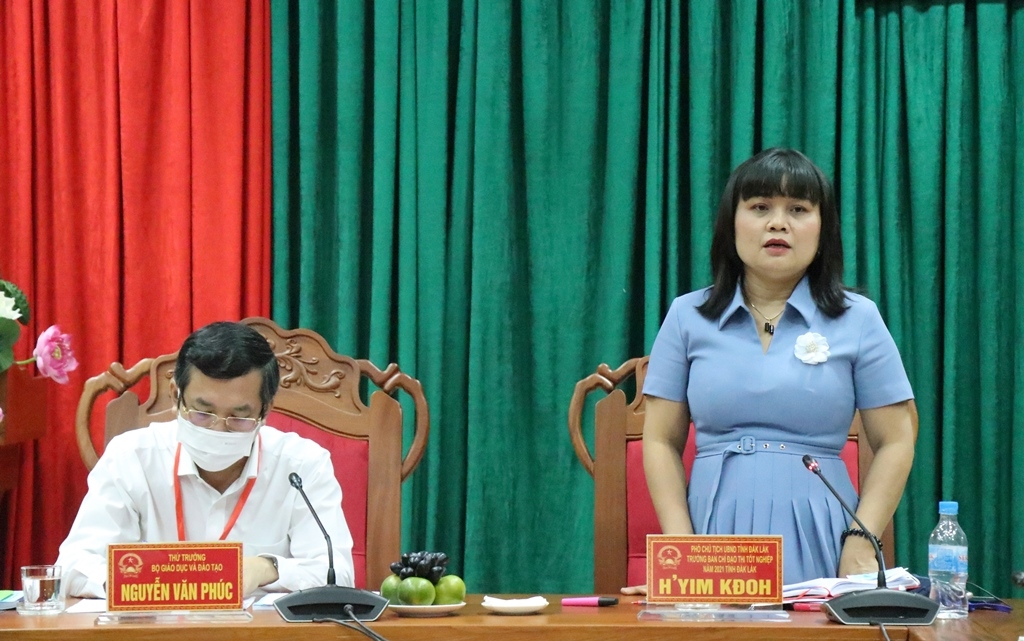 Phó Chủ tịch UBND tỉnh, Trưởng Ban Chỉ đạo Kỳ thi tốt nghiệp THPT năm 2021 tỉnh HYim Kđoh phát biểu tại buổi làm việc.