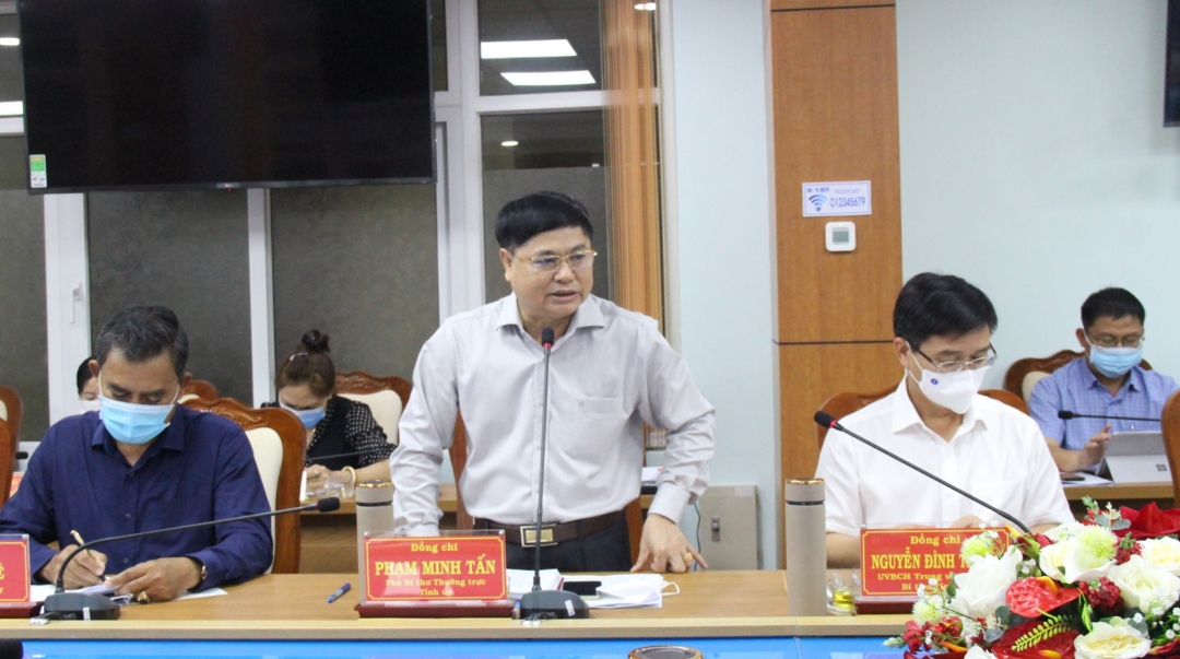 Phó Bí thư Thường trực Tỉnh ủy Phạm Minh Tấn nêu ý kiến tại buổi làm việc.