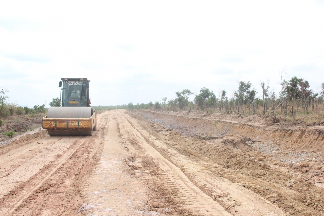 Một công trình xây dựng cơ bản đang thi công trên địa bàn xã Ia Lốp, huyện Ea Súp
