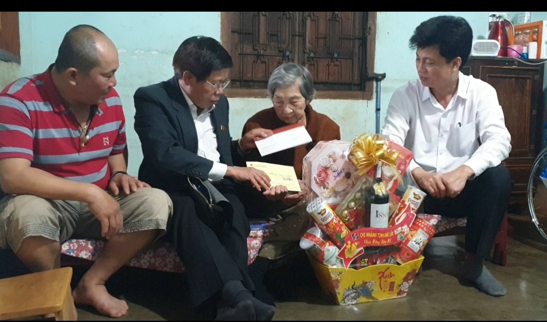 Agribank Đắk Lắk thăm, chúc Tết Mẹ Việt Nam Anh hùng
