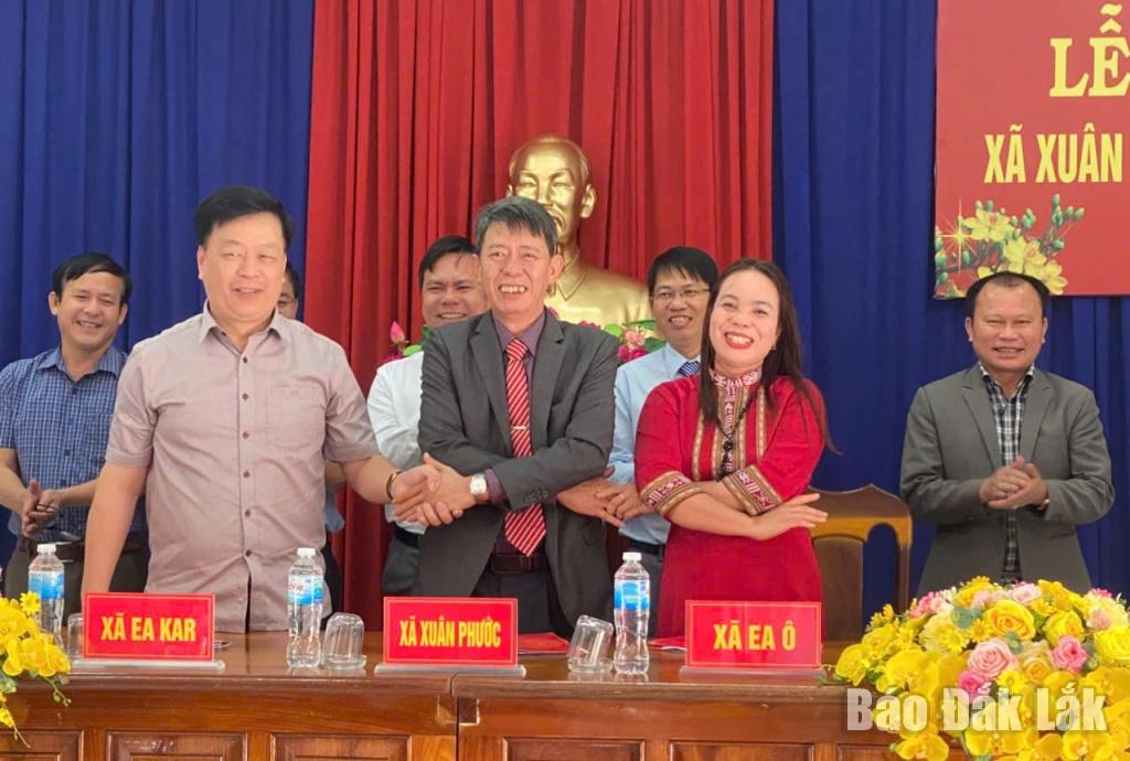 Lãnh đạo các xã ký kết biên bản ghi nhớ kết nghĩa.