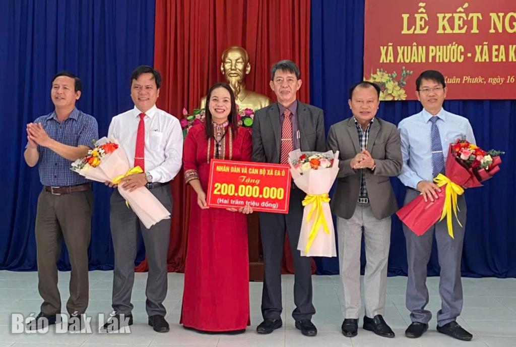 Lãnh đạo xã Ea Ô trao 200 triệu đồng hỗ trợ xã Xuân Phước.
