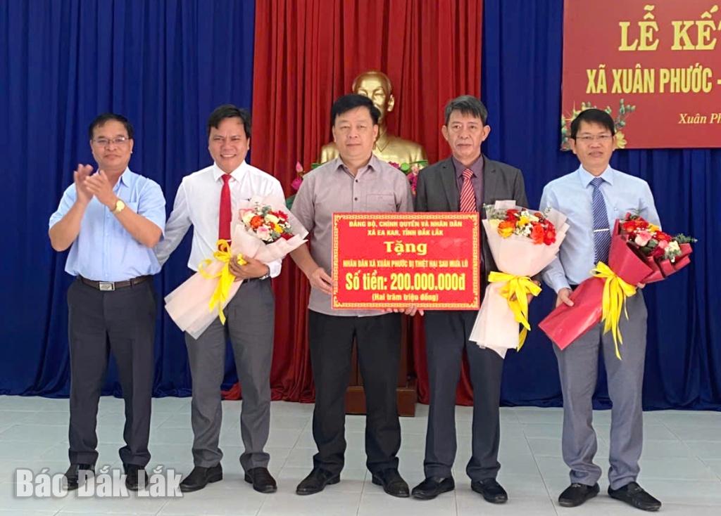 Lãnh đạo xã Ea Kar trao 200 triệu đồng hỗ trợ xã Xuân Phước.